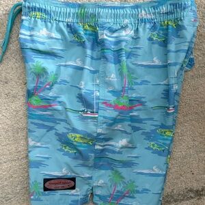 Vineyard Vines Boys Aqua Island Print Swim Trunks size M (10/12)